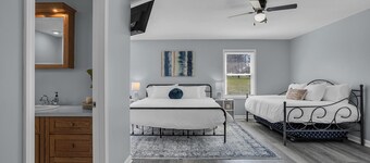 Clarklake Family & Wedding Retreat, Sleeps 8, close to White Birch Wedding Barn