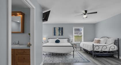 Clarklake Family & Wedding Retreat, Sleeps 8, close to White Birch Wedding Barn