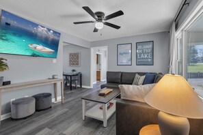 Älytelevisio, takka, kirjoja, stereot