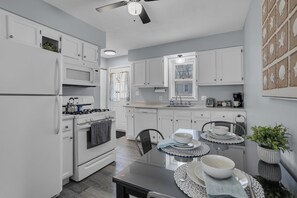 Køleskab, mikrobølgeovn, ovn, kogeplade