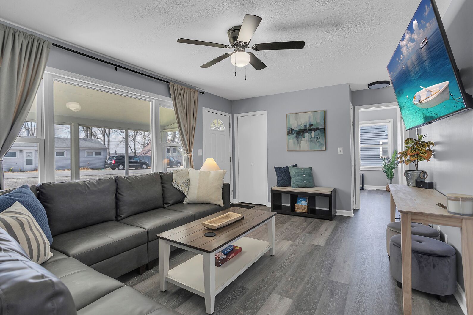 智能電視、壁爐、書籍、音響