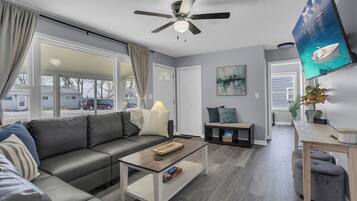 Smart-TV, Kamin, Bücher, Stereoanlage