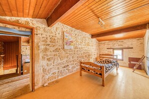 5 bedrooms, iron/ironing board, bed sheets - Holiday Home 'Maison De Campagne Avec Jardin' with Private Terrace, Private Garden and Air Conditioning (Cavignac)