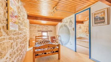 5 habitaciones, tabla de planchar con plancha y ropa de cama