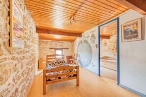 5 bedrooms, iron/ironing board, bed sheets