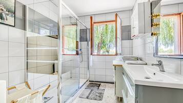 Shower, hair dryer, towels