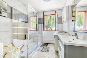 Shower, hair dryer, towels - Holiday Home 'Maison De Campagne Avec Jardin' with Private Terrace, Private Garden and Air Conditioning (Cavignac)