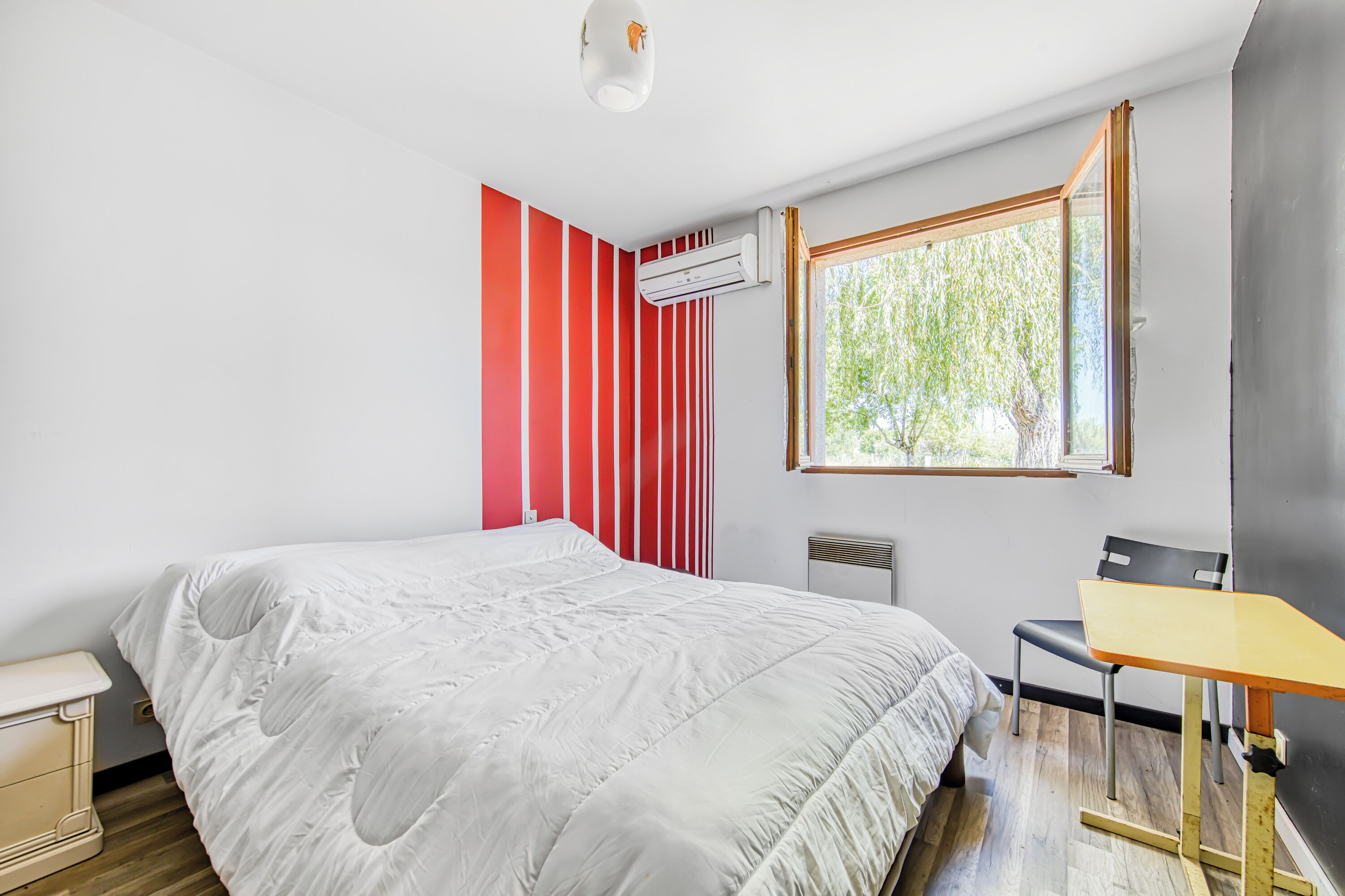 5 slaapkamers, een strijkplank/strijkijzer, beddengoed