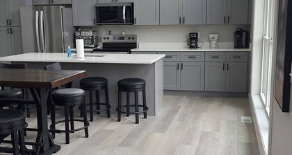 Lake Access, Seasonal Heated Pool,Hot Tub. Sleeps up to 22.