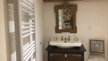 Ducha, secador de pelo, toallas y jabón