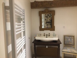 Een douche, een haardroger, handdoeken, zeep