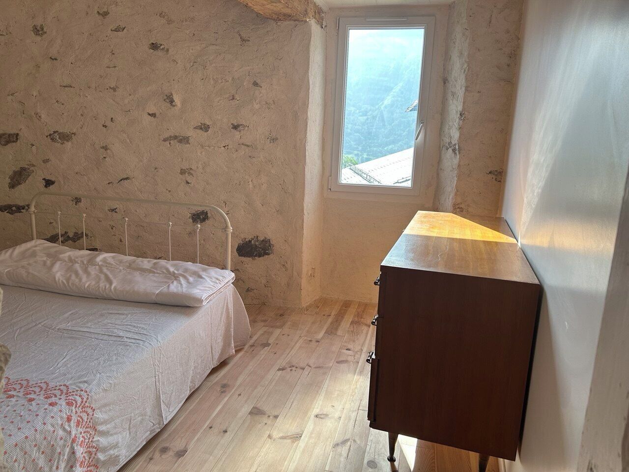 2 عدّة غرف نوم وملاءات أسرّة