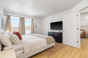 1 bedroom, iron/ironing board, travel crib, WiFi - Poolside Near the Landing For 2 (Branson)