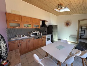 Fridge, microwave, oven, coffee/tea maker