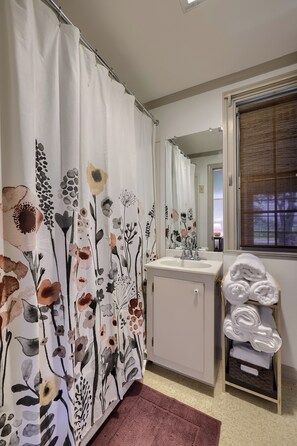 Haartrockner, Handtücher, Toilettenpapier