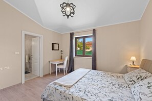 4 bedrooms, iron/ironing board, WiFi, bed sheets