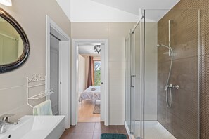 Shower, hair dryer, towels