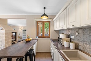 Kylskåp, mikrovågsugn, ugn och spishäll