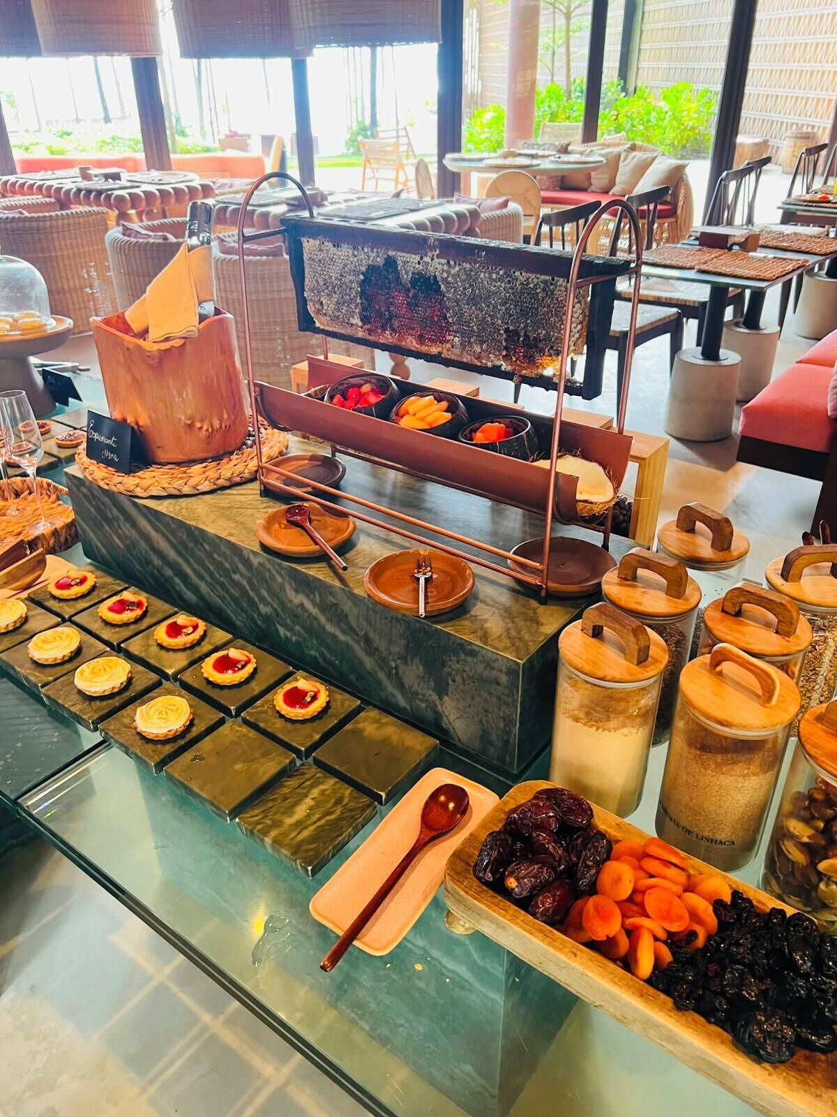 Café da manhã com buffet grátis todos os dias