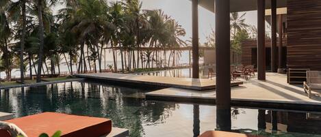 Ulkouima-allas, aurinkotuoleja