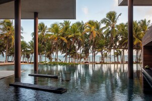 Una piscina al aire libre, sillones reclinables de piscina