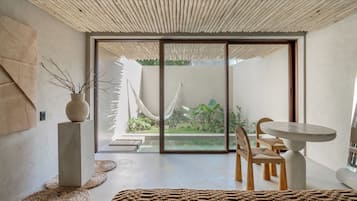 Suite Deluxe, patio, vistas al jardín (Suite Jardim) | Caja fuerte, cortinas opacas, wifi gratis y ropa de cama