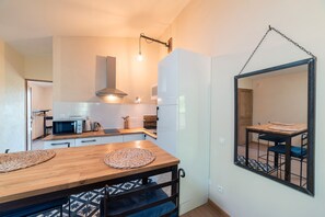 Een koelkast, een microgolfoven, een oven, een kookplaat