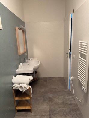 Dusche, Haartrockner, Bidet, Handtücher