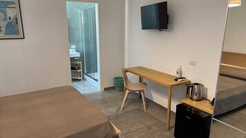 1 camera, una scrivania, Wi-Fi gratuito, lenzuola