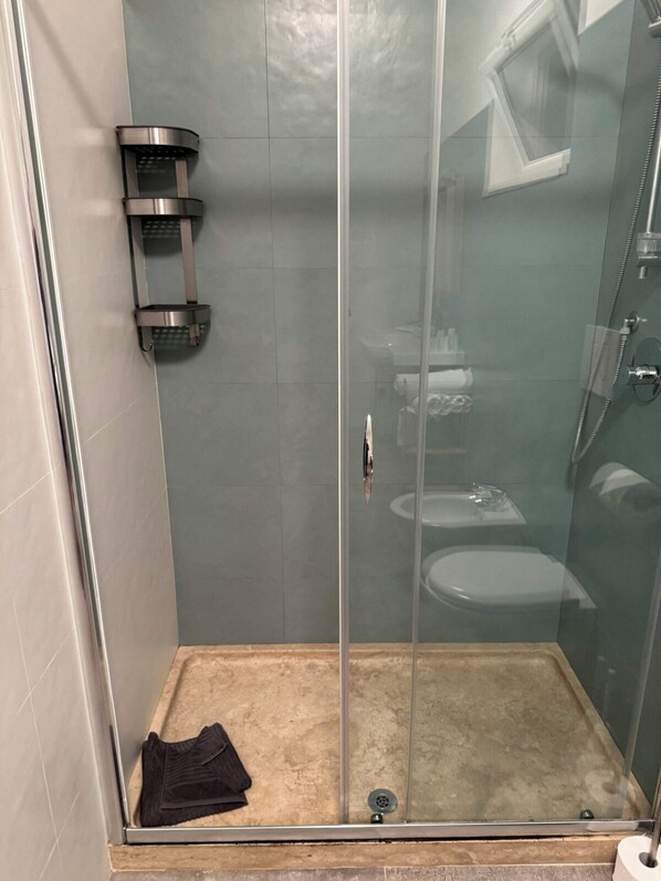 Dusche, Haartrockner, Bidet, Handtücher