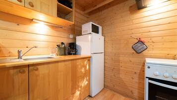 Een koelkast, een microgolfoven, een oven, een kookplaat