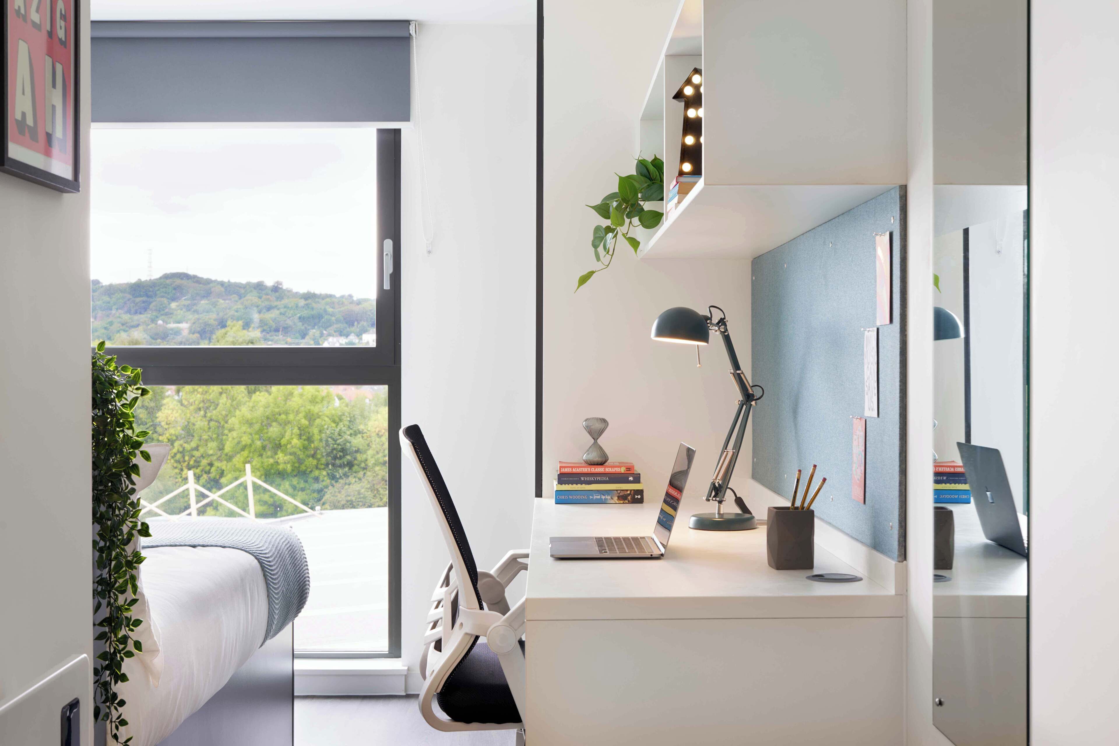 Rom – basic, ikke-røyk, privat bad | Skrivebord, skrivebord for bærbar PC og strykejern/-brett