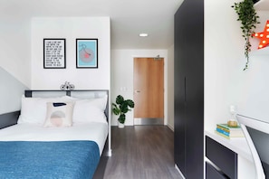 Eenvoudige kamer, niet-roken, privébadkamer | Een bureau, een laptopwerkplek, een strijkplank/strijkijzer, gratis wifi