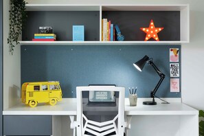 Eenvoudige kamer, niet-roken, privébadkamer | Een bureau, een laptopwerkplek, een strijkplank/strijkijzer, gratis wifi