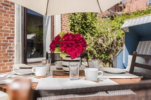 Outdoor dining - Bright Stuuv – Comfortable Living with Sunny Terrace and Fireplace (Fehmarn)