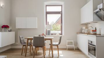Fridge, oven, stovetop, dishwasher