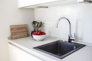 Kjøleskap, ovn, kokeplater og oppvaskmaskin