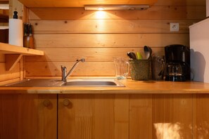 Fridge, microwave, stovetop, cookware/dishes/utensils - Holiday Home 'Chalet Canigou' (Le Soler)