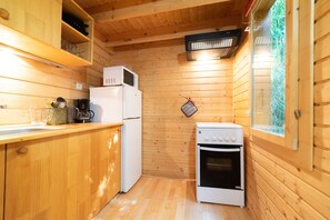 Fridge, microwave, stovetop, cookware/dishes/utensils