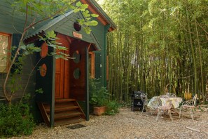 Outdoor dining - Holiday Home 'Chalet Canigou' (Le Soler)