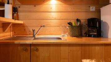 Réfrigérateur, micro-ondes, plaque de cuisson