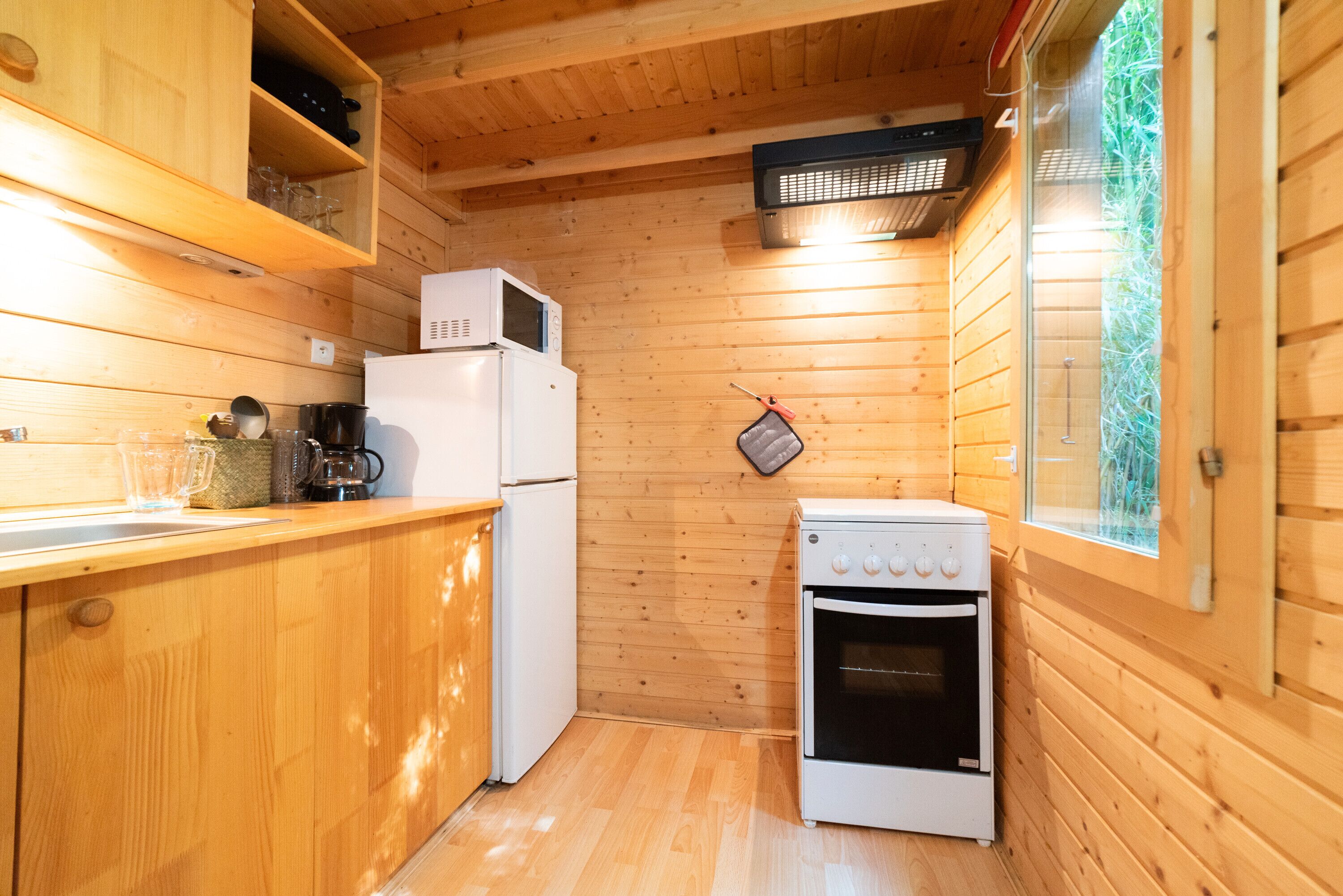 Een koelkast, een microgolfoven, een kookplaat