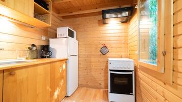 Een koelkast, een microgolfoven, een kookplaat