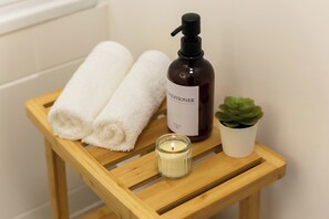 Haartrockner, Handtücher, Seife, Toilettenpapier