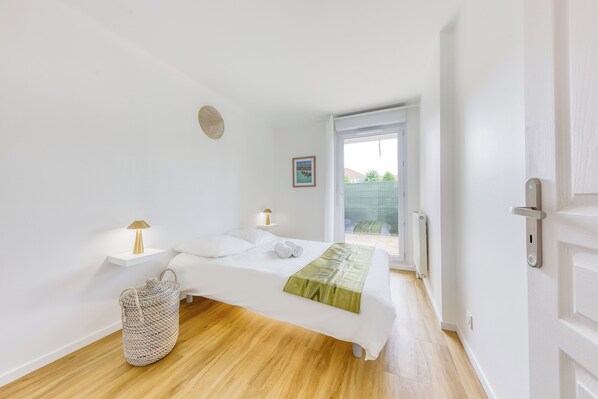 Iron/ironing board, WiFi, bed sheets