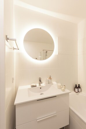 Haartrockner, Handtücher, Seife, Toilettenpapier