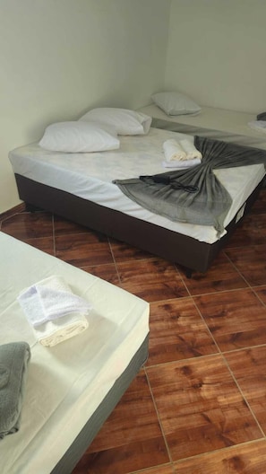 Comfort Quadruple Room, Mountain View | Free WiFi - Pousada Passos de Fé (Aparecida)