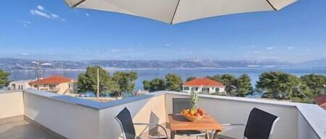 تناول الطعام بالخارج