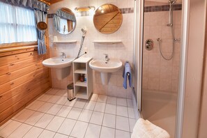 Dusche, Haartrockner, Handtücher