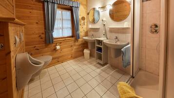 Dusche, Haartrockner, Handtücher